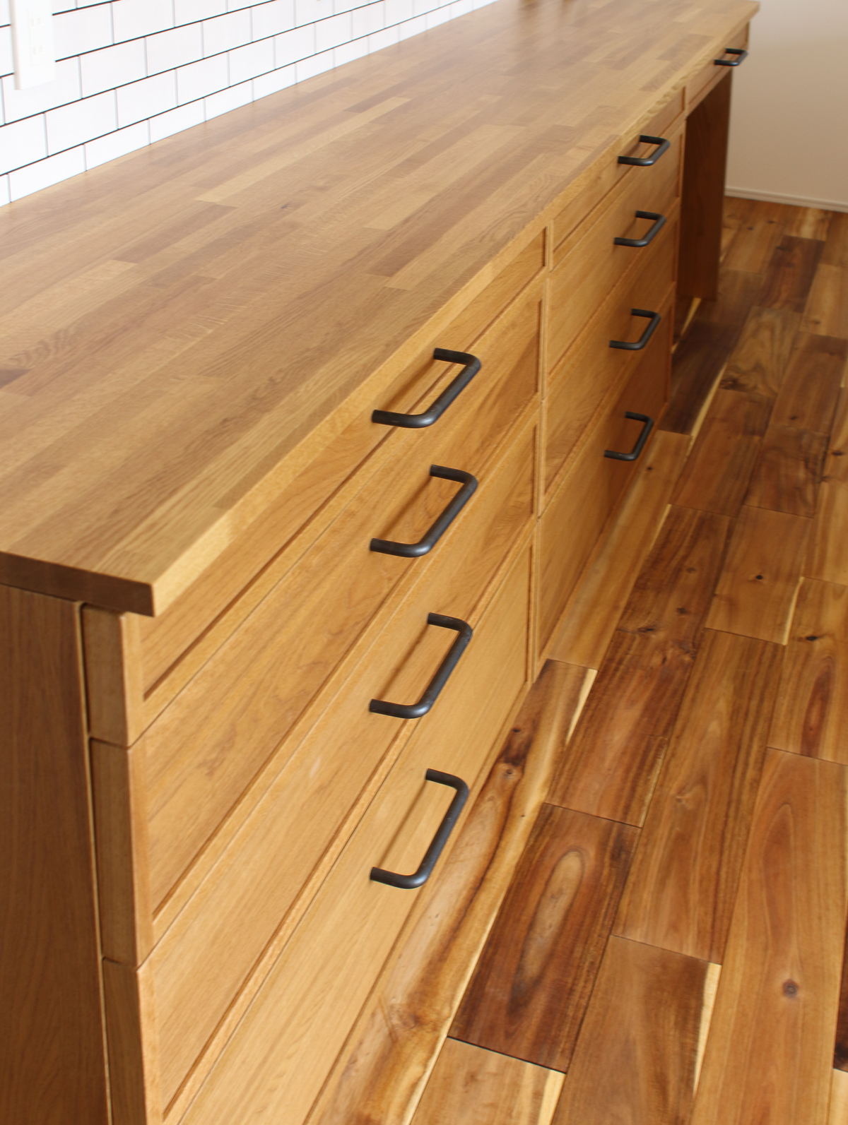 アイアンハンドルとナラ材収納特注家具